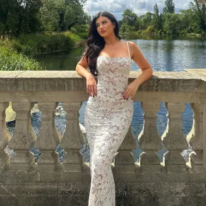 Robe moulante en dentelle à col rond et queue de poisson ajourée