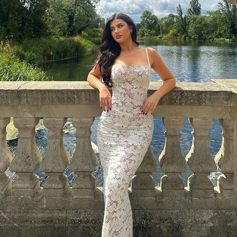 Robe moulante en dentelle à col rond et queue de poisson ajourée