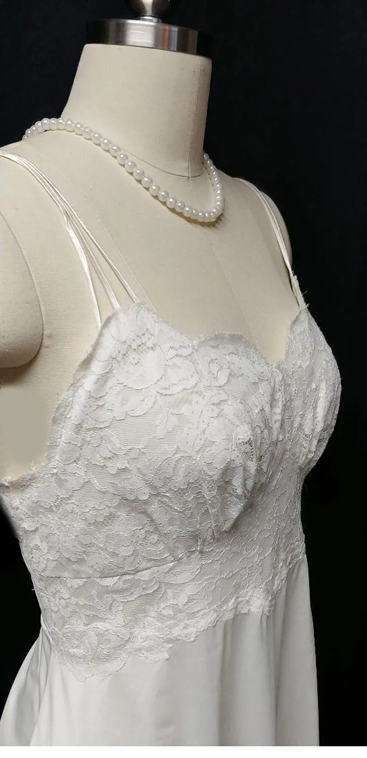 VINTAGE VANITY FAIR BRIDAL TROUSSEAU EXQUISITE LACE NYLON TRICOT NIGHTGOWN IN WINTER SNOW