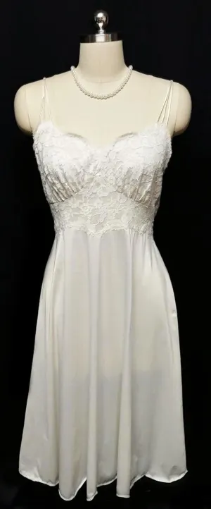 VINTAGE VANITY FAIR BRIDAL TROUSSEAU EXQUISITE LACE NYLON TRICOT NIGHTGOWN IN WINTER SNOW