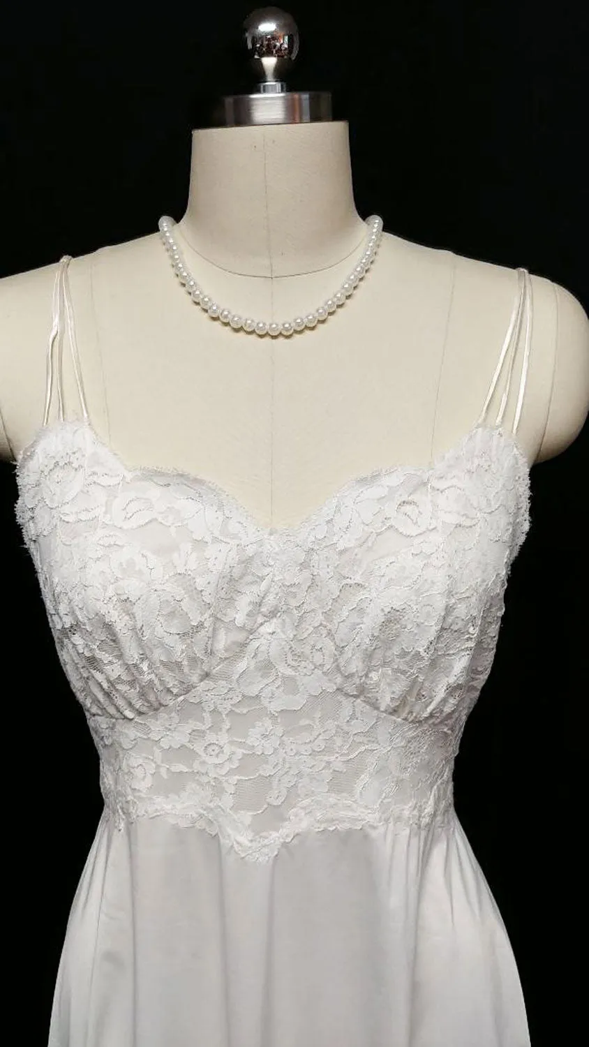 VINTAGE VANITY FAIR BRIDAL TROUSSEAU EXQUISITE LACE NYLON TRICOT NIGHTGOWN IN WINTER SNOW