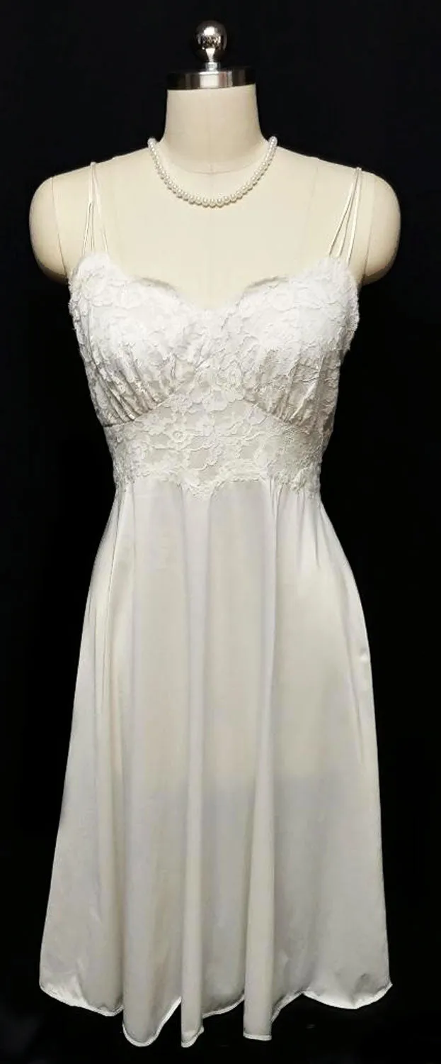 VINTAGE VANITY FAIR BRIDAL TROUSSEAU EXQUISITE LACE NYLON TRICOT NIGHTGOWN IN WINTER SNOW