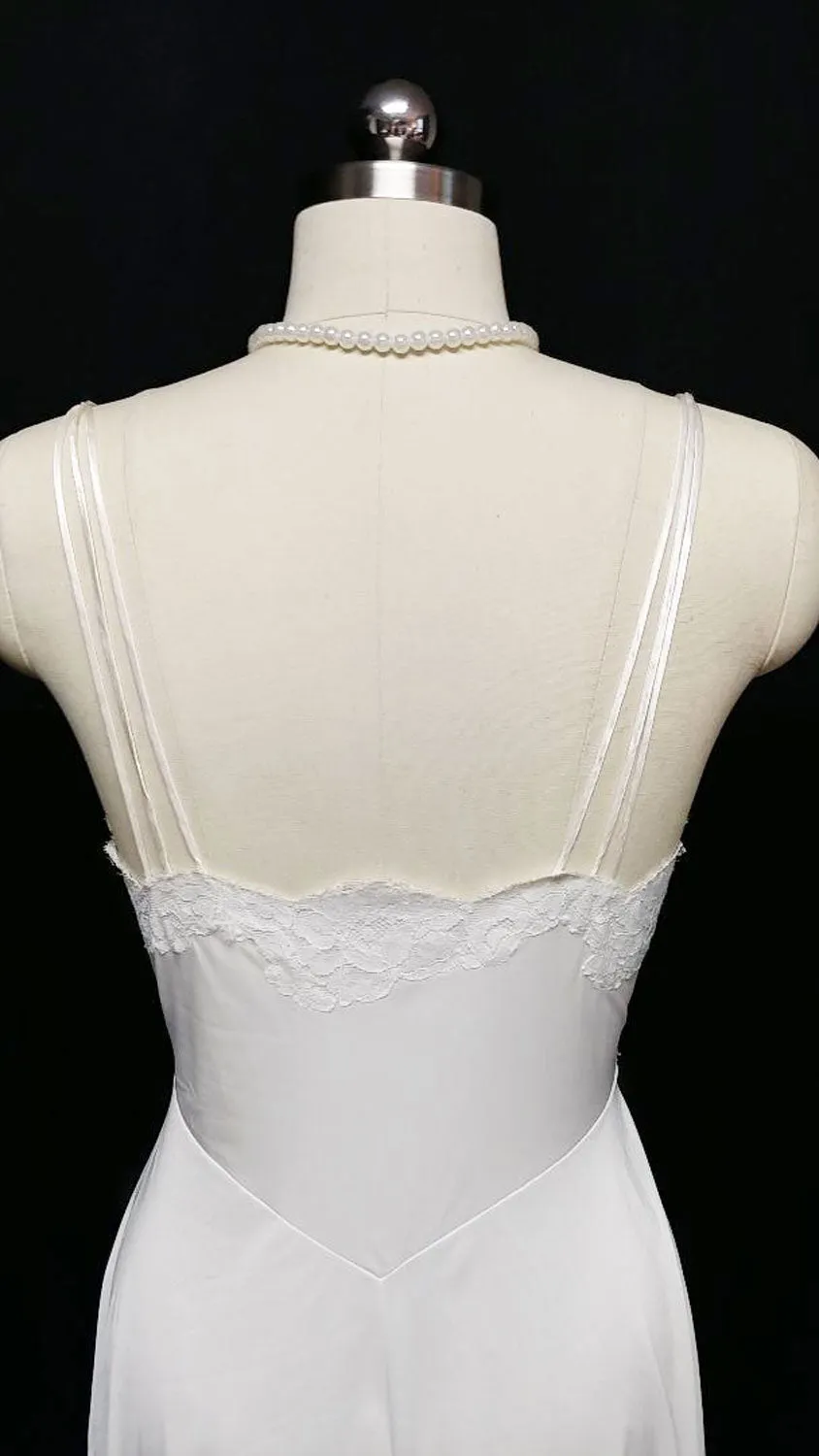 VINTAGE VANITY FAIR BRIDAL TROUSSEAU EXQUISITE LACE NYLON TRICOT NIGHTGOWN IN WINTER SNOW