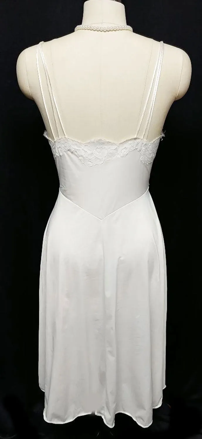 VINTAGE VANITY FAIR BRIDAL TROUSSEAU EXQUISITE LACE NYLON TRICOT NIGHTGOWN IN WINTER SNOW
